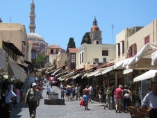 Le strade dello shopping nella città antica di Rodi